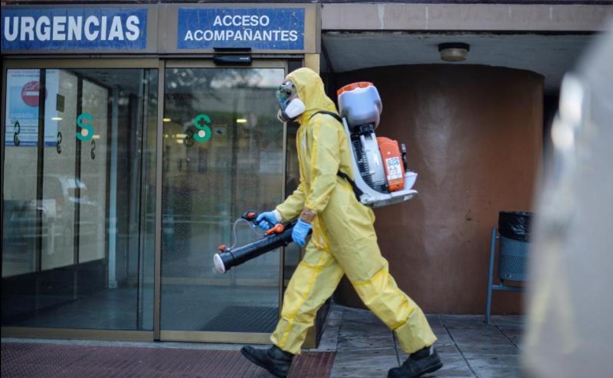 Personal del cuerpo de bomberos desinfecta el área de Urgencias del Hospital de Guadalajara.