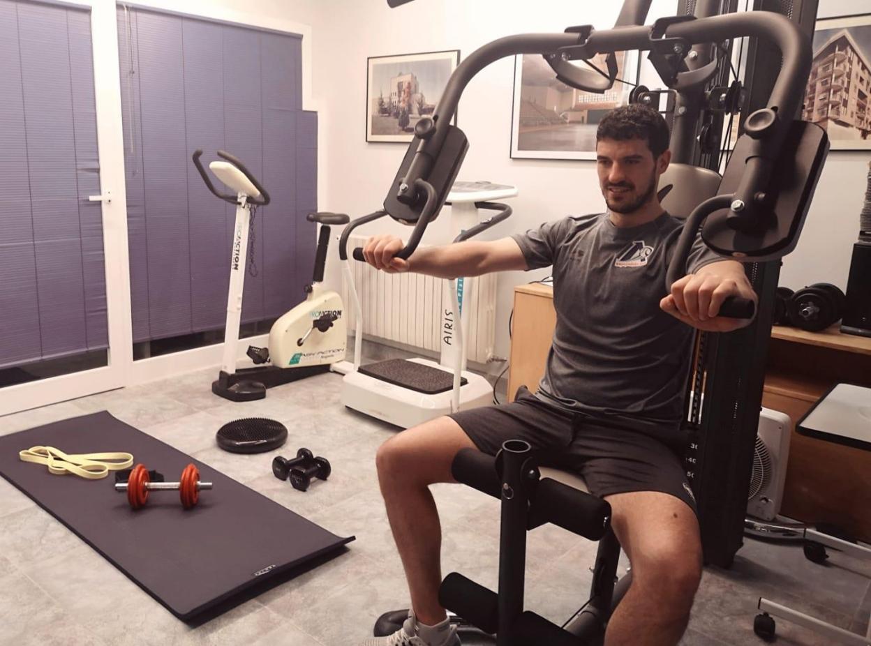 Álvaro Untoria, durante un entrenamiento en su casa para recuperarse de la lesión de hombro sufrida en noviembre.