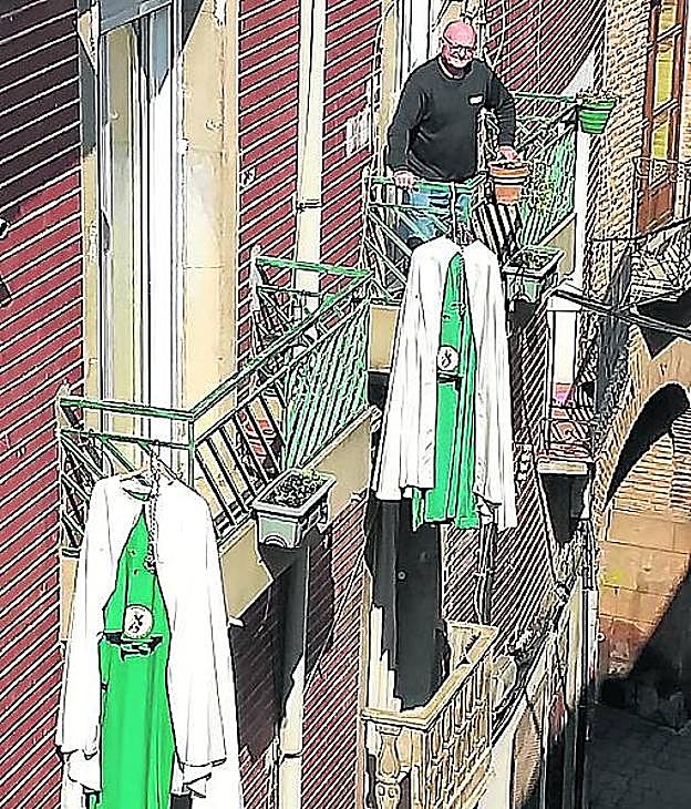 En los balcones, trajes de cofrades arnedanos.