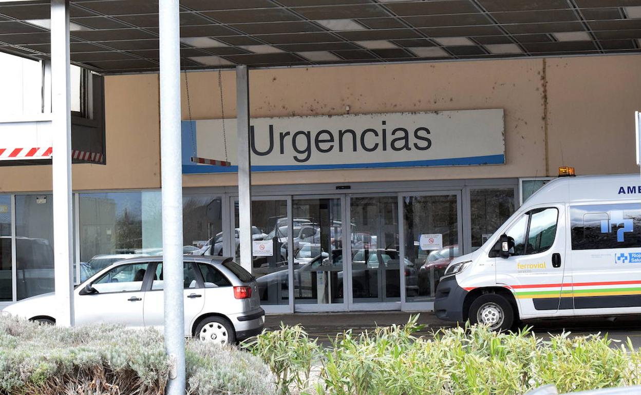 Una celadora del San Pedro, primera sanitaria ingresada en la UCI