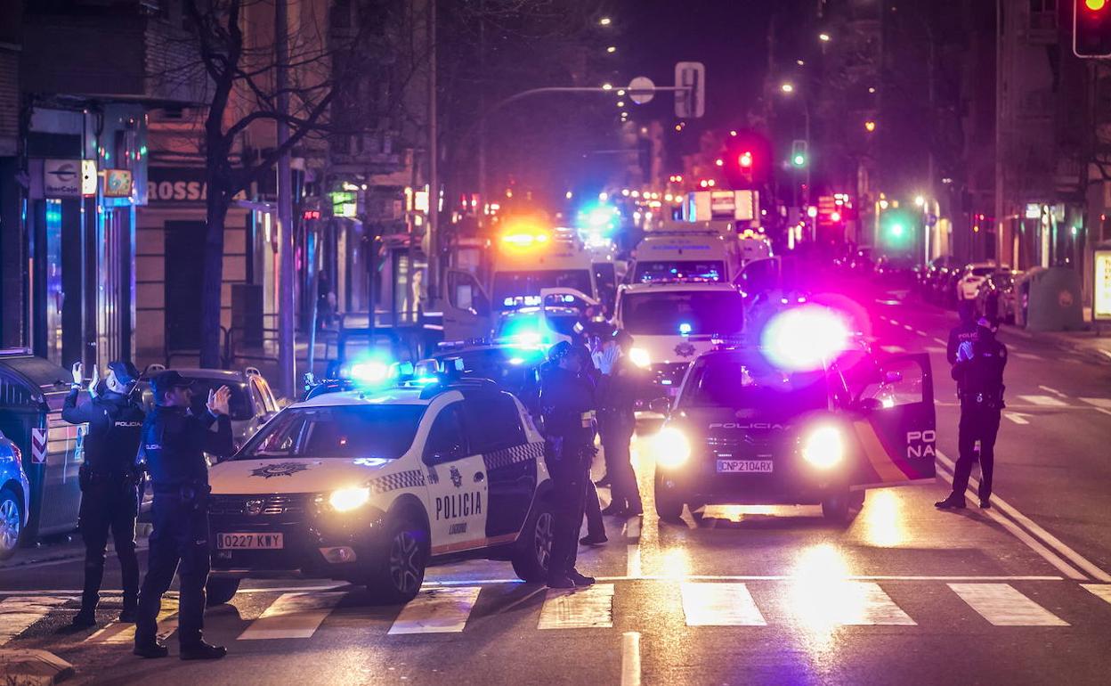 Agentes de la Policía Local homenajean a la Guardia Civil, tras el fallecimiento de uno de sus miembros, en una imagen de archivo.