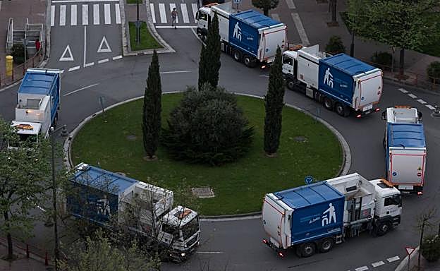 Imagen principal - Algunas de las imágenes del paso de la comitiva. 