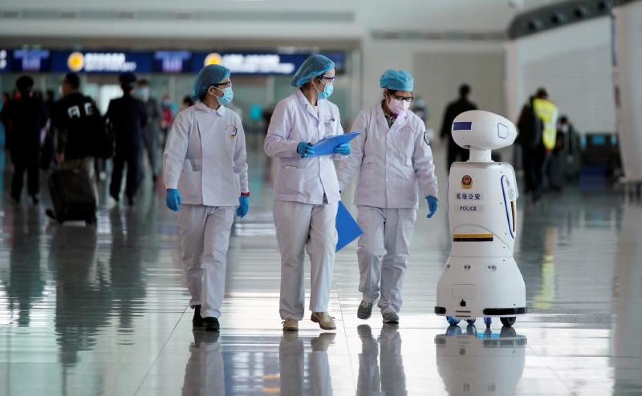 Médicos junto a un robot en Wuhan 