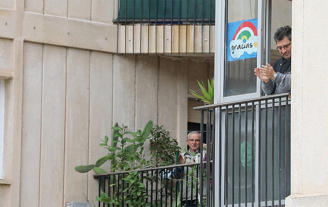 Fotos: Yagüe sale a aplaudir a sus sanitarios