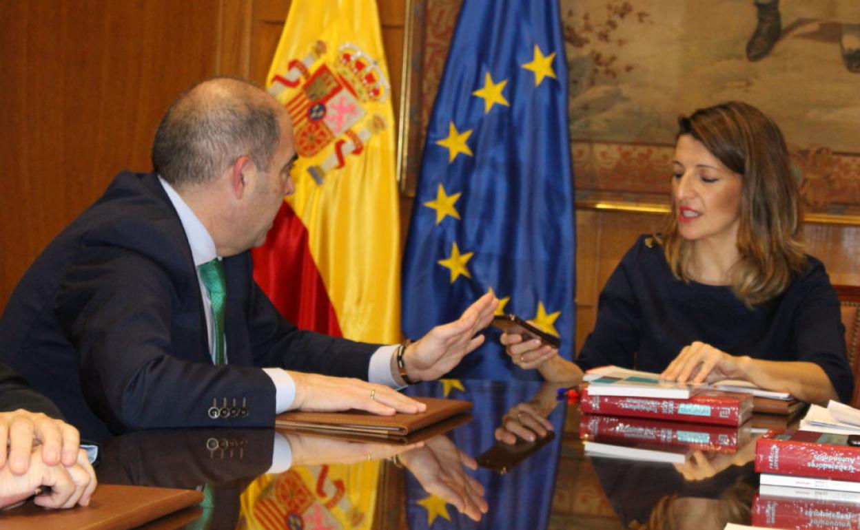 El presidnete de ATA, Lorenzo Amor, con la ministra de Trabajo, Yolanda Díaz.