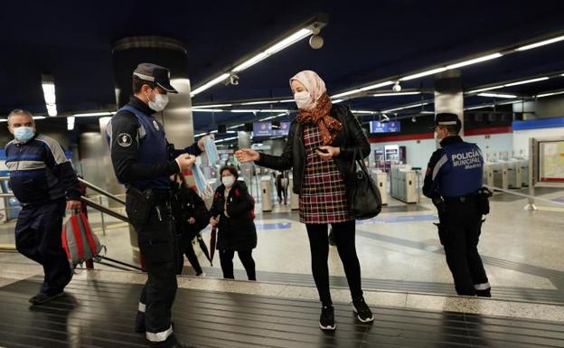 La Policía Municipal reparte mascarillas en las estaciones de metro 