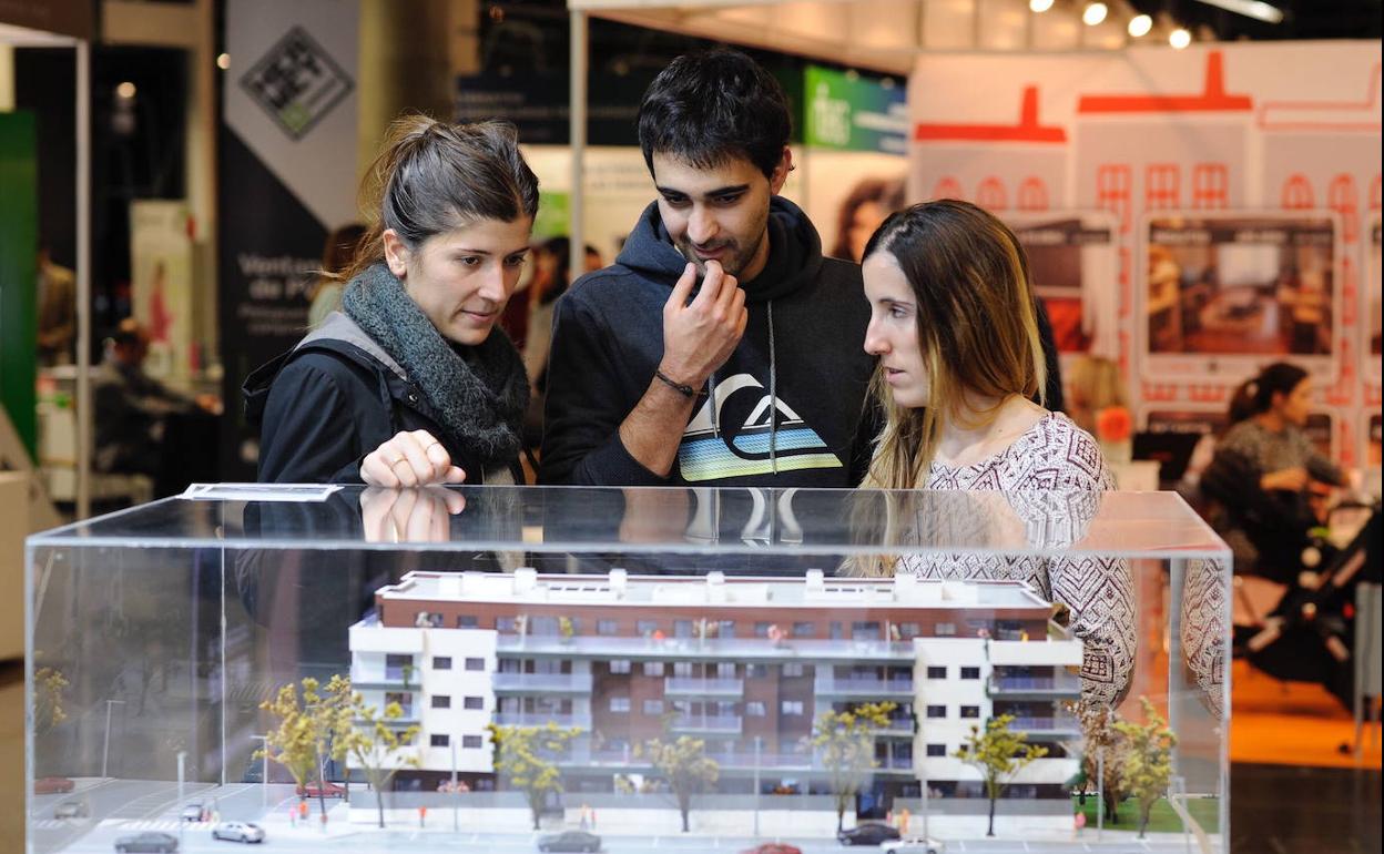 Potenciales compradores de viviendas en una feria inmobiliaria 