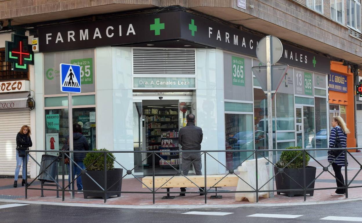 Coronavirus en La Rioja: Los farmacéuticos de La Rioja ofrecen su red de farmacias para «un reparto controlado de mascarillas»