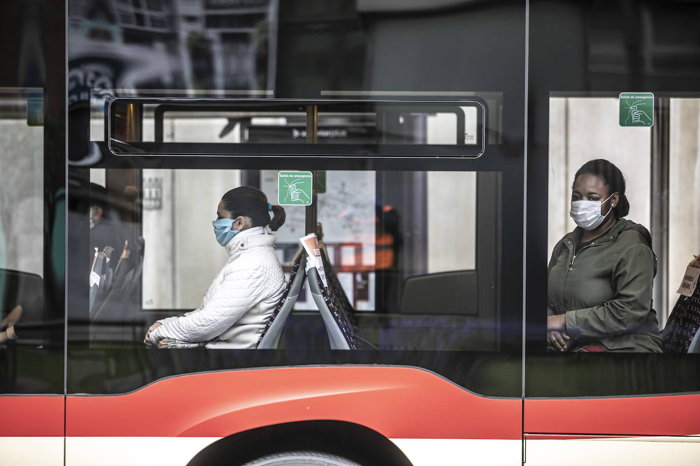 Este martes la Policía Nacional ha repartido mascarillas en puntos clave de Logroño, como la estación de autobuses y el intercambiador de avenida de la Solidaridad.