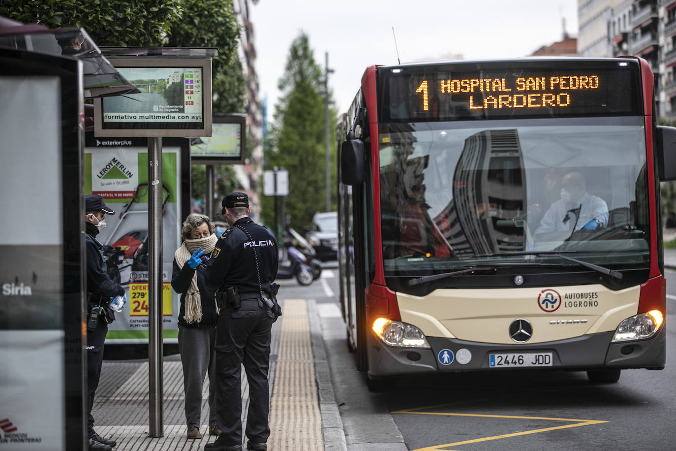 Este martes la Policía Nacional ha repartido mascarillas en puntos clave de Logroño, como la estación de autobuses y el intercambiador de avenida de la Solidaridad.