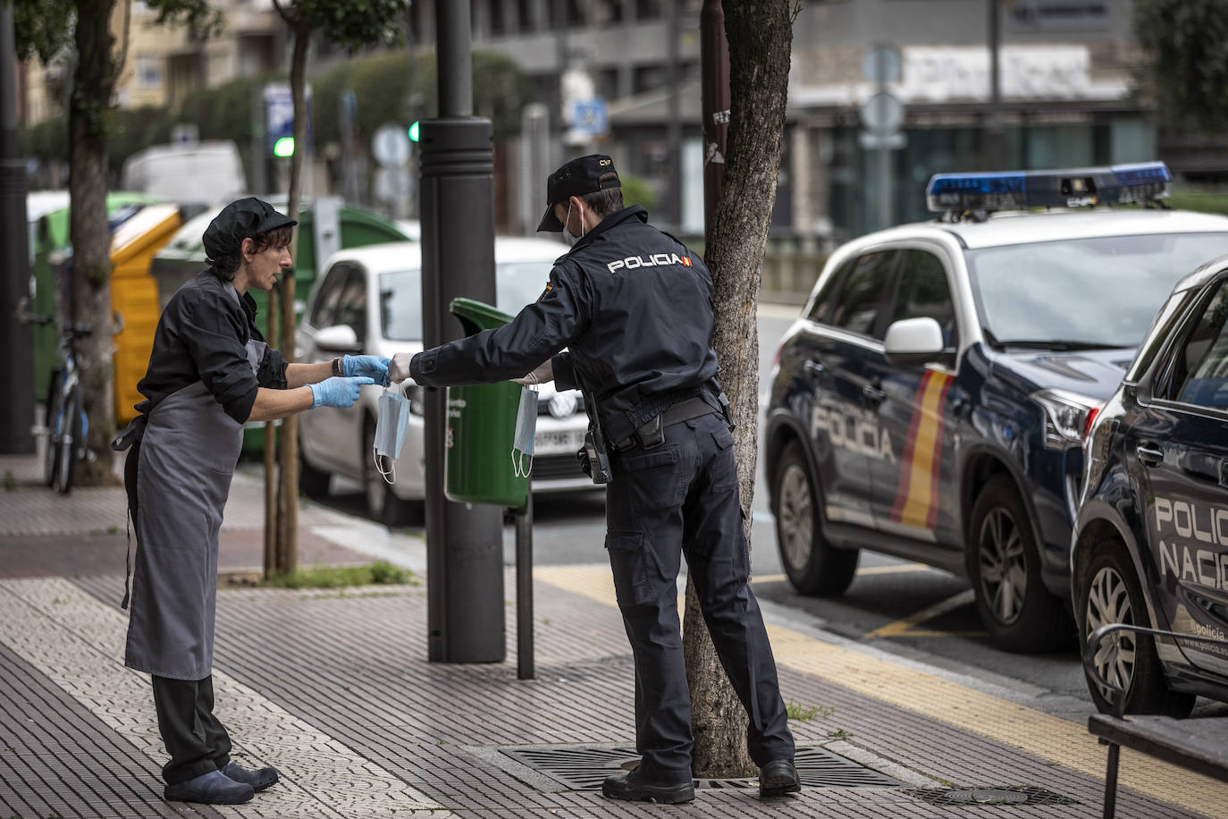 Este martes la Policía Nacional ha repartido mascarillas en puntos clave de Logroño, como la estación de autobuses y el intercambiador de avenida de la Solidaridad.