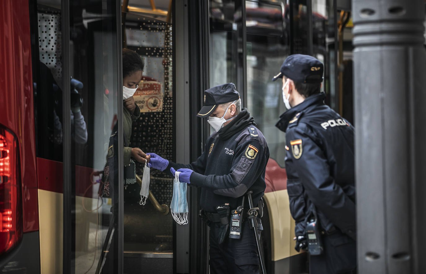 Este martes la Policía Nacional ha repartido mascarillas en puntos clave de Logroño, como la estación de autobuses y el intercambiador de avenida de la Solidaridad.