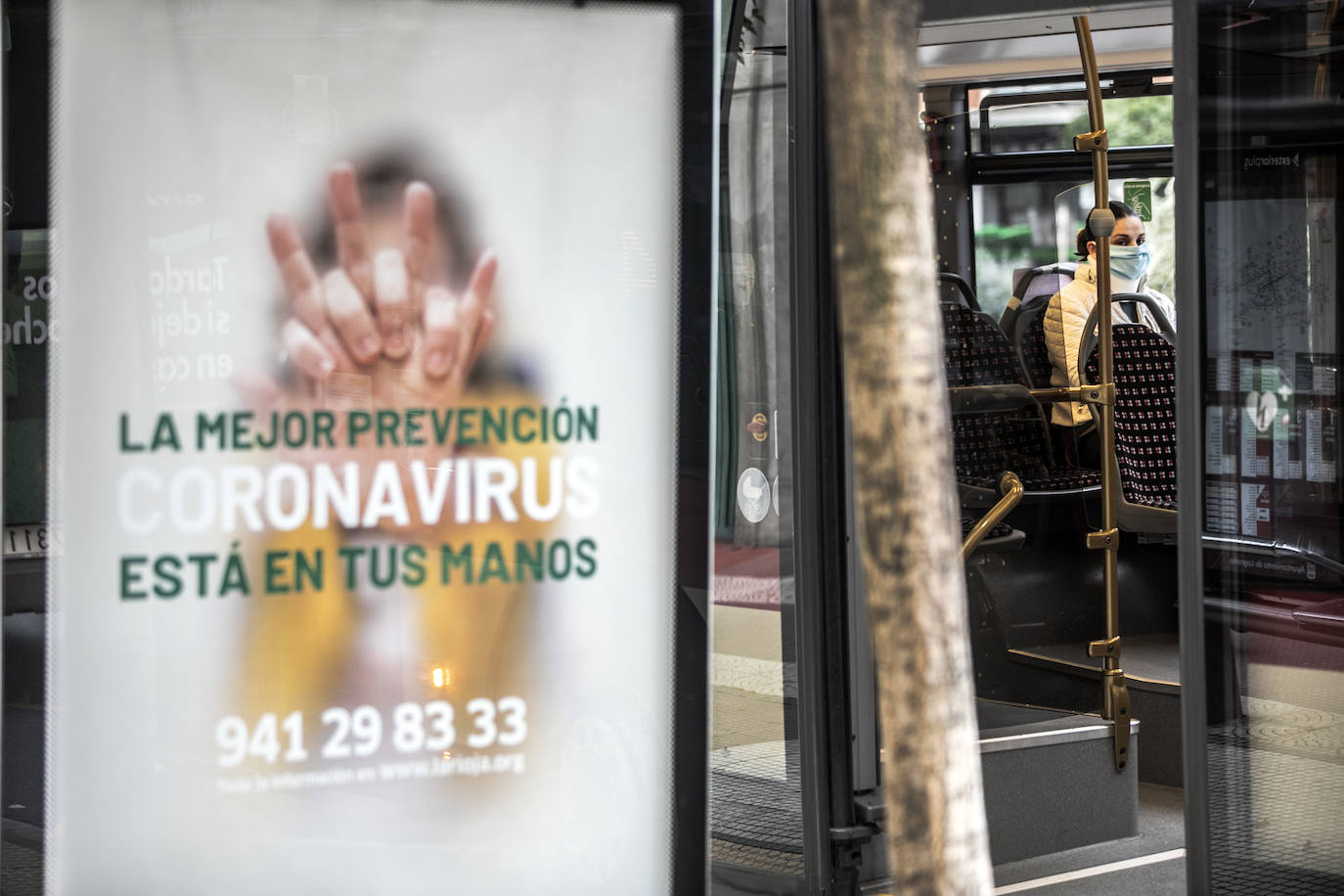 Este martes la Policía Nacional ha repartido mascarillas en puntos clave de Logroño, como la estación de autobuses y el intercambiador de avenida de la Solidaridad.