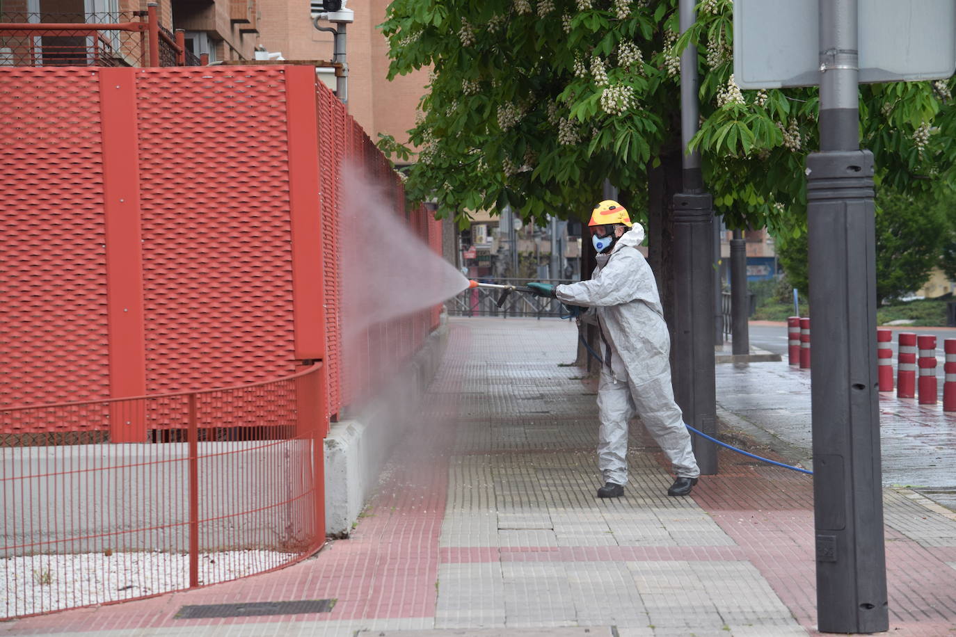 Los bomberos de Logroño se han reinventado para colaborar con las brigadas de Protección Civil y de la UTE Logroño Limpio 