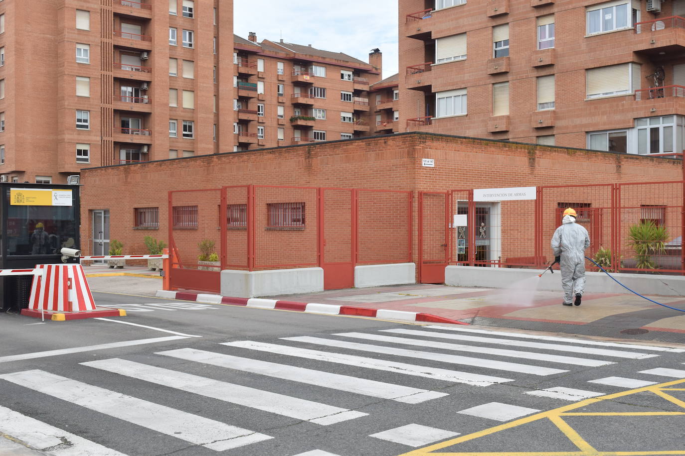 Los bomberos de Logroño se han reinventado para colaborar con las brigadas de Protección Civil y de la UTE Logroño Limpio 