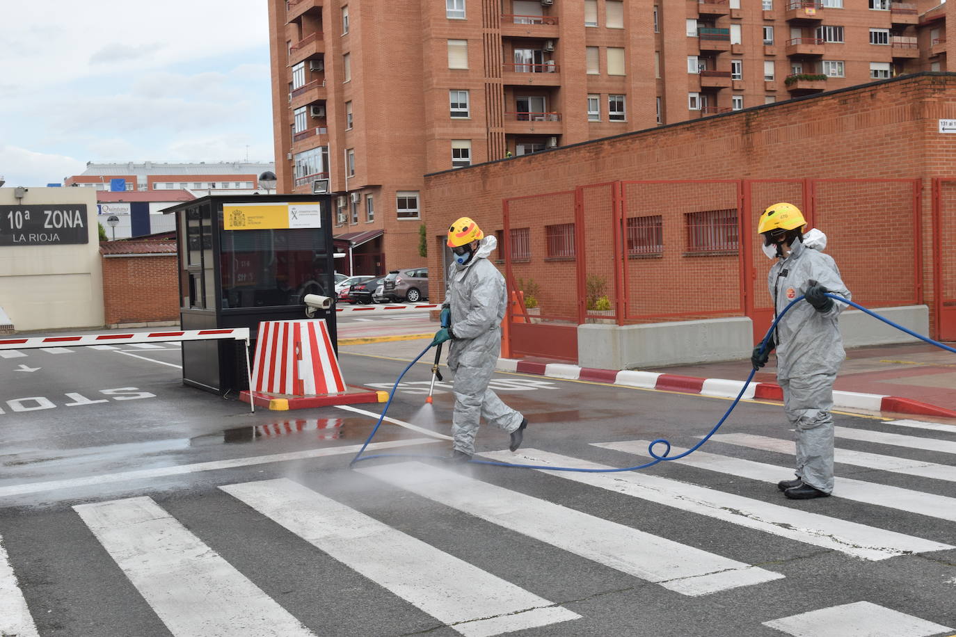 Los bomberos de Logroño se han reinventado para colaborar con las brigadas de Protección Civil y de la UTE Logroño Limpio 