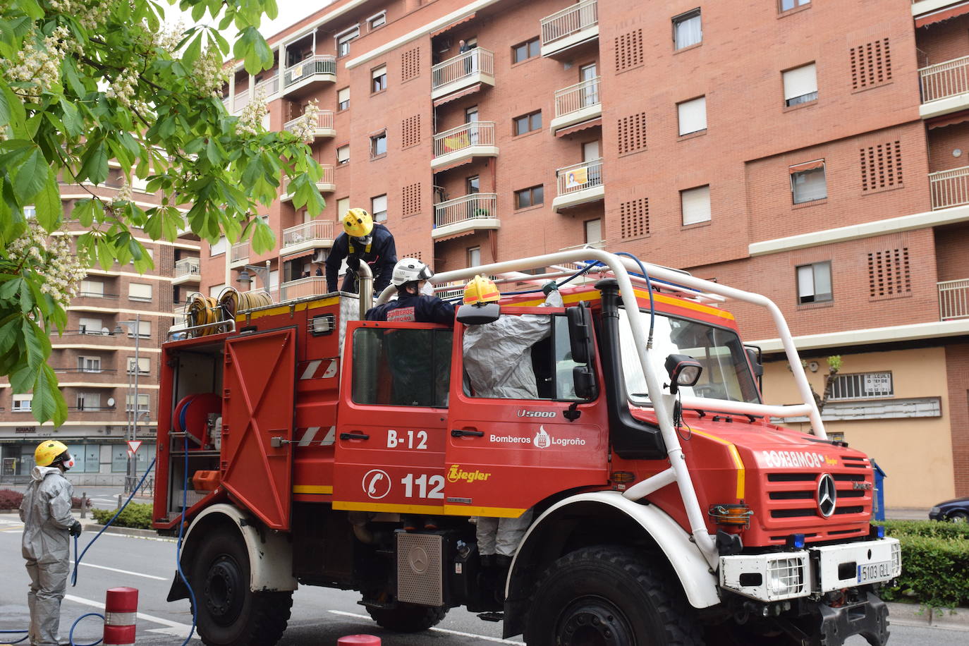 Los bomberos de Logroño se han reinventado para colaborar con las brigadas de Protección Civil y de la UTE Logroño Limpio 