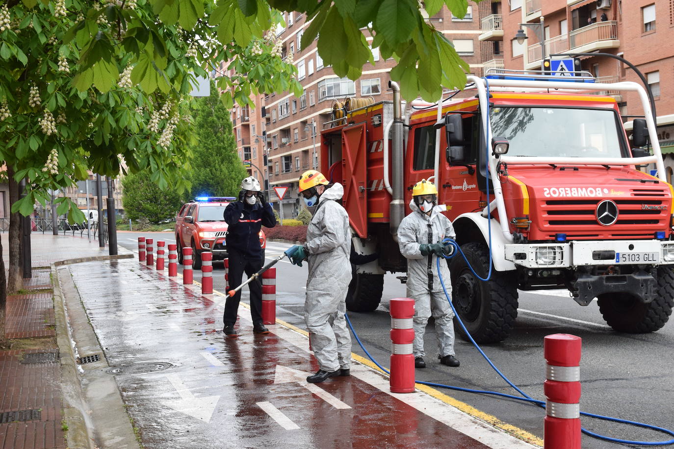 Los bomberos de Logroño se han reinventado para colaborar con las brigadas de Protección Civil y de la UTE Logroño Limpio 