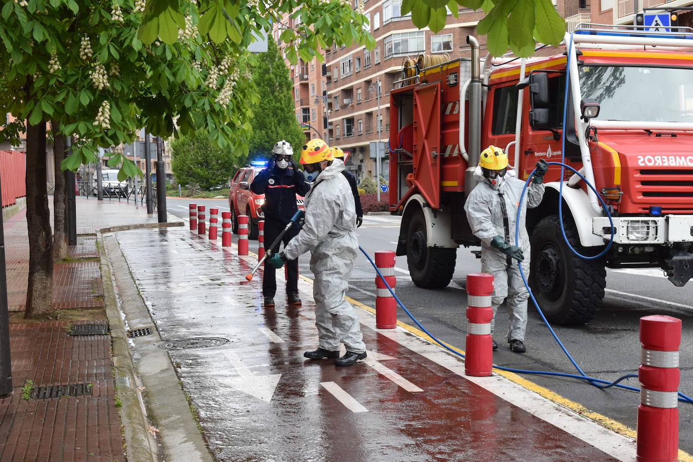 Los bomberos de Logroño se han reinventado para colaborar con las brigadas de Protección Civil y de la UTE Logroño Limpio 