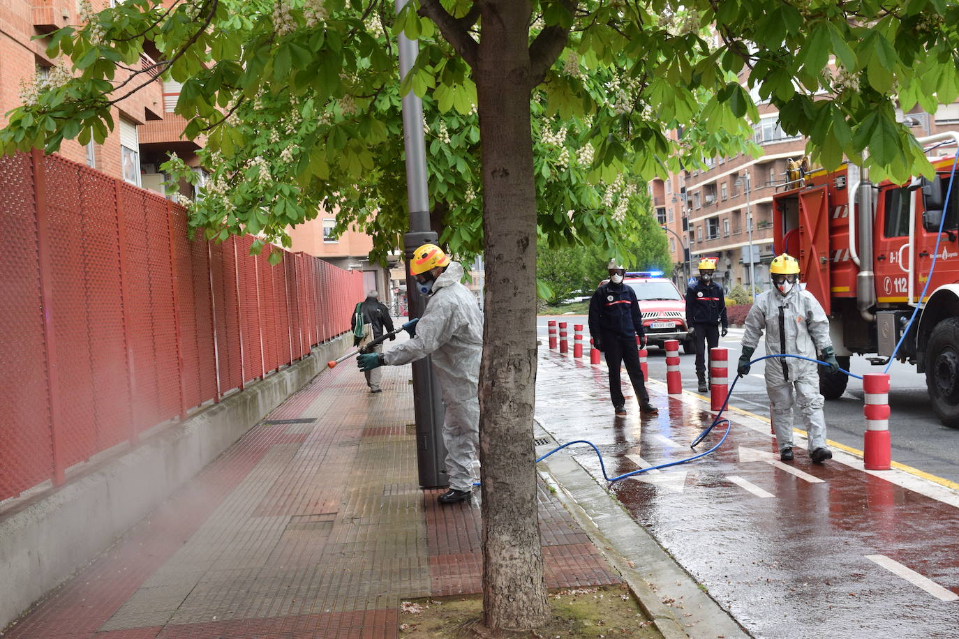 Los bomberos de Logroño se han reinventado para colaborar con las brigadas de Protección Civil y de la UTE Logroño Limpio 