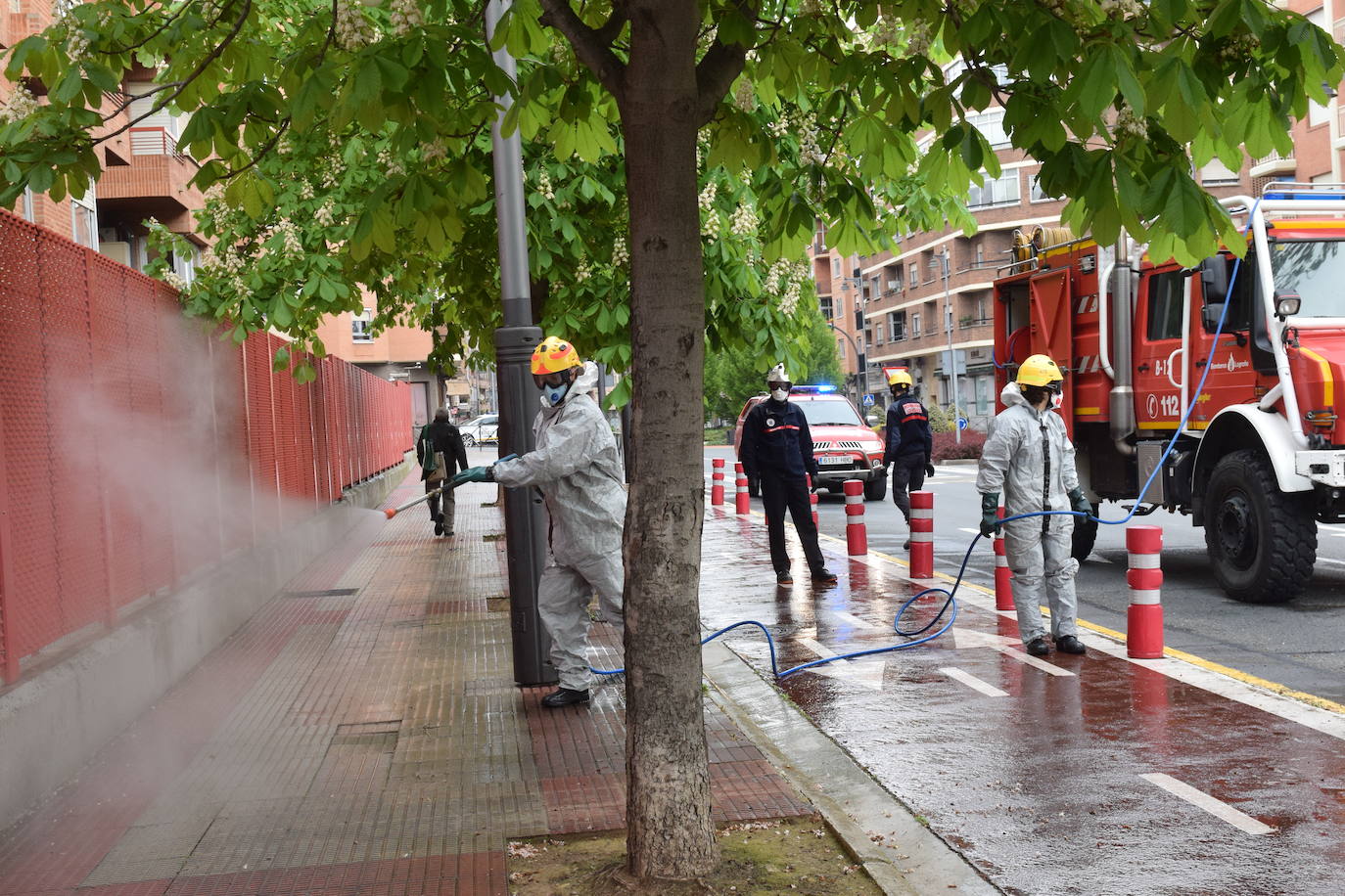 Los bomberos de Logroño se han reinventado para colaborar con las brigadas de Protección Civil y de la UTE Logroño Limpio 