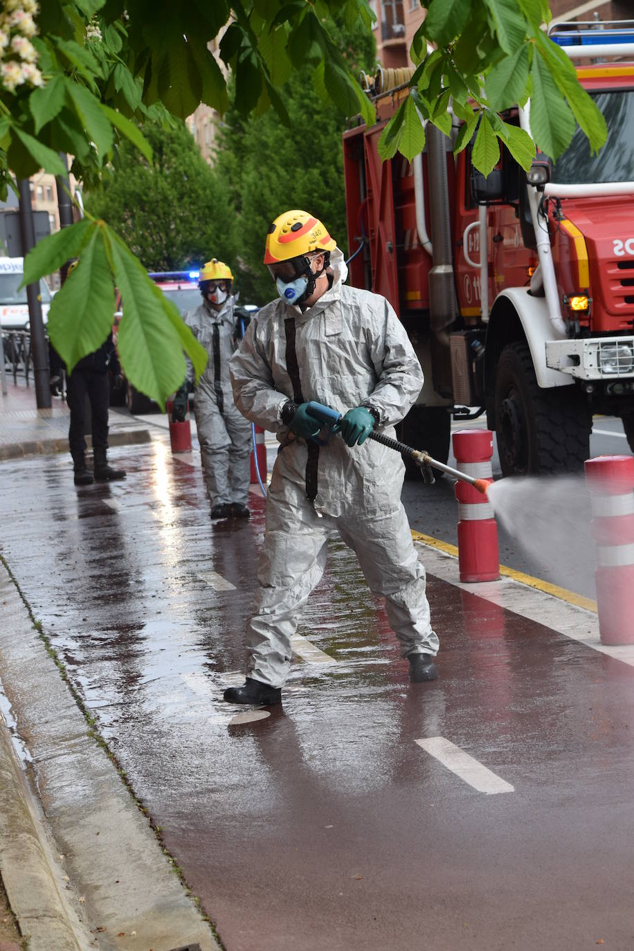 Los bomberos de Logroño se han reinventado para colaborar con las brigadas de Protección Civil y de la UTE Logroño Limpio 