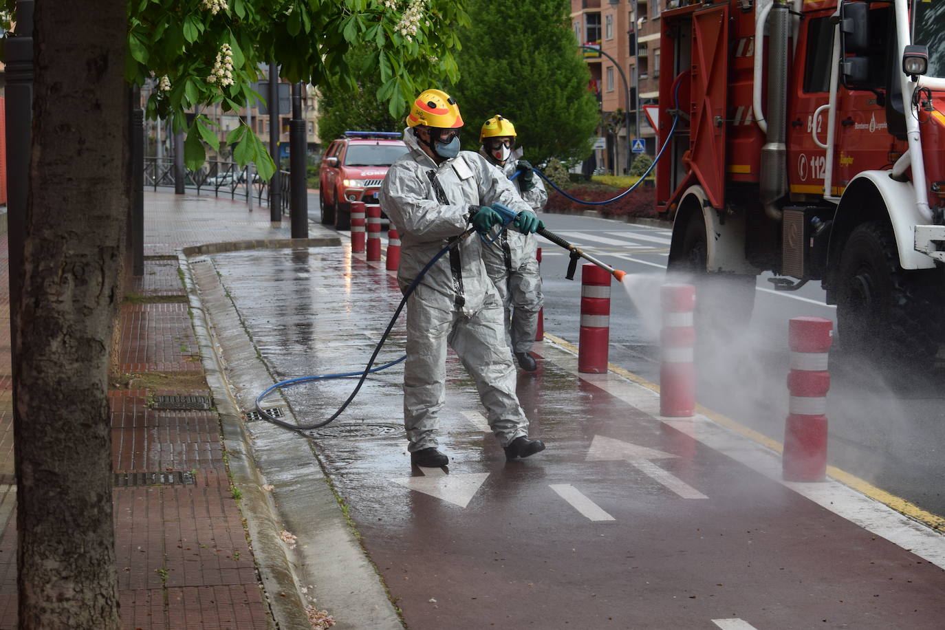 Los bomberos de Logroño se han reinventado para colaborar con las brigadas de Protección Civil y de la UTE Logroño Limpio 