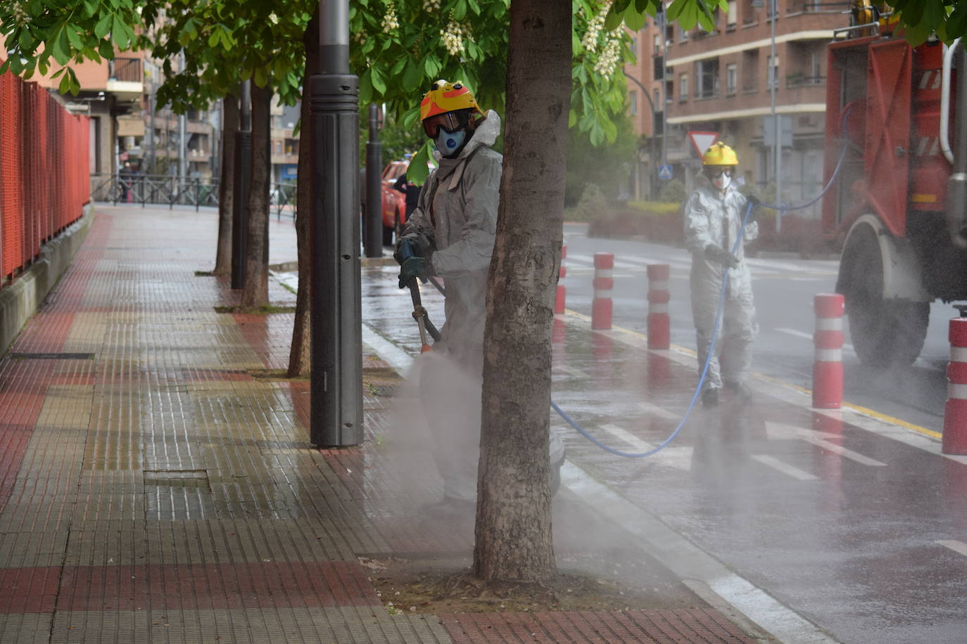 Los bomberos de Logroño se han reinventado para colaborar con las brigadas de Protección Civil y de la UTE Logroño Limpio 