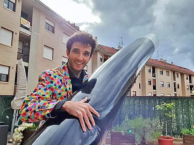 El Mago Cid posa en el patio de su casa, en la urbanización Mirador II de Villamediana, donde actúa. 