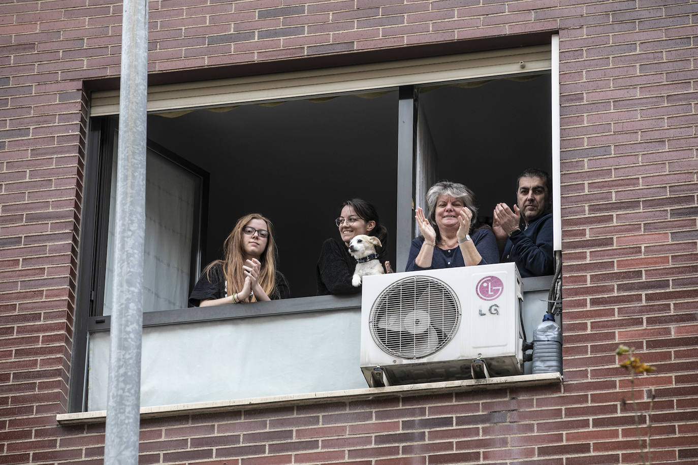 Los riojanos han vuelto a salir a sus balcones y ventanas para ovacionar a sanitarios y al resto de profesionales que luchan contra el COVID-19