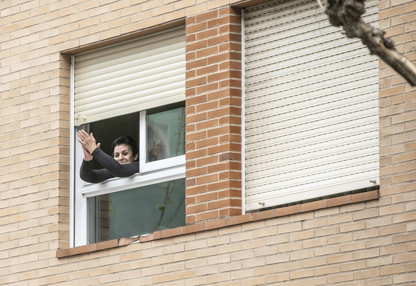 Los riojanos han vuelto a salir a sus balcones y ventanas para ovacionar a sanitarios y al resto de profesionales que luchan contra el COVID-19