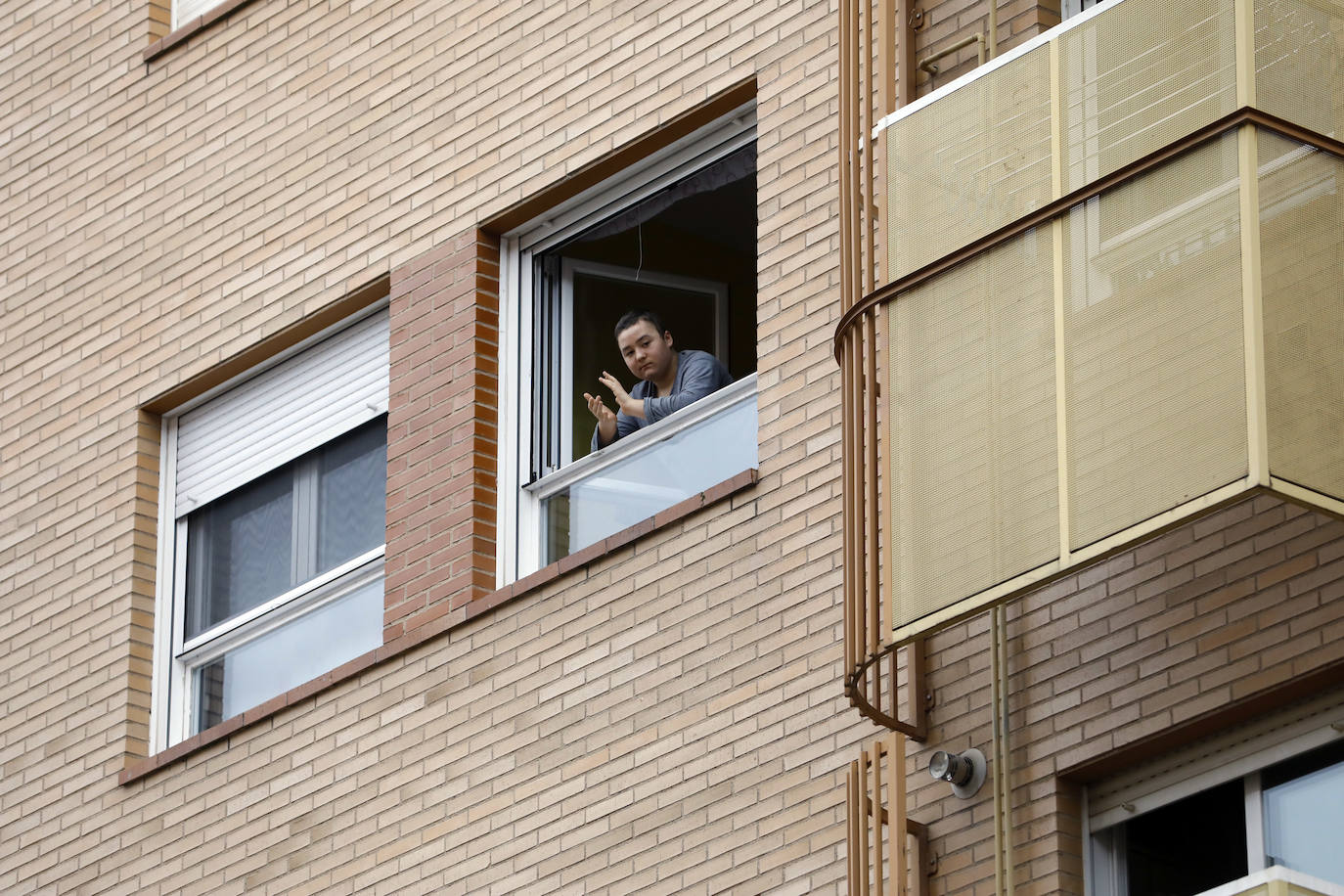 Los riojanos han vuelto a salir a sus balcones y ventanas para ovacionar a sanitarios y al resto de profesionales que luchan contra el COVID-19