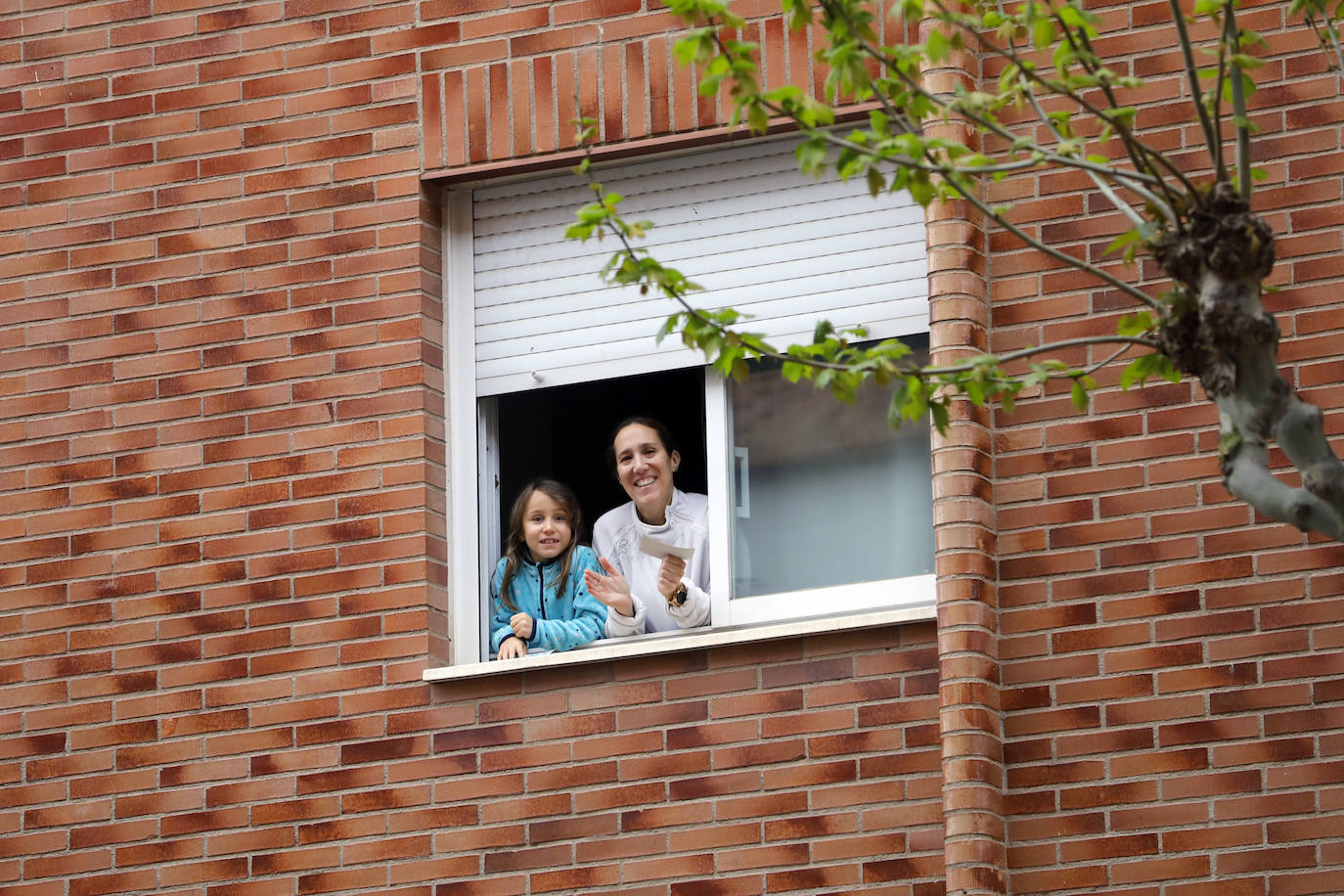 Los riojanos han vuelto a salir a sus balcones y ventanas para ovacionar a sanitarios y al resto de profesionales que luchan contra el COVID-19