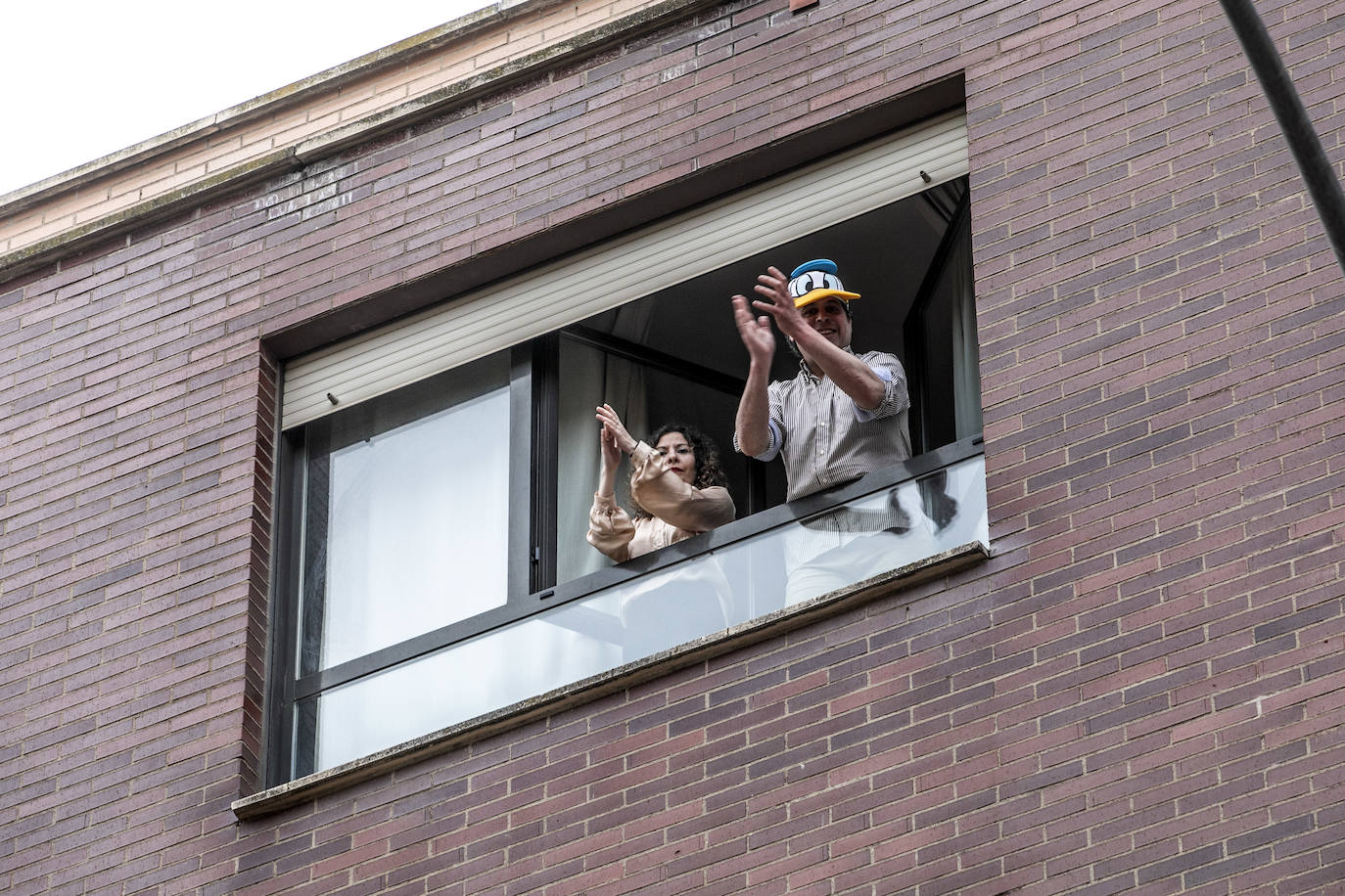 Los riojanos han vuelto a salir a sus balcones y ventanas para ovacionar a sanitarios y al resto de profesionales que luchan contra el COVID-19