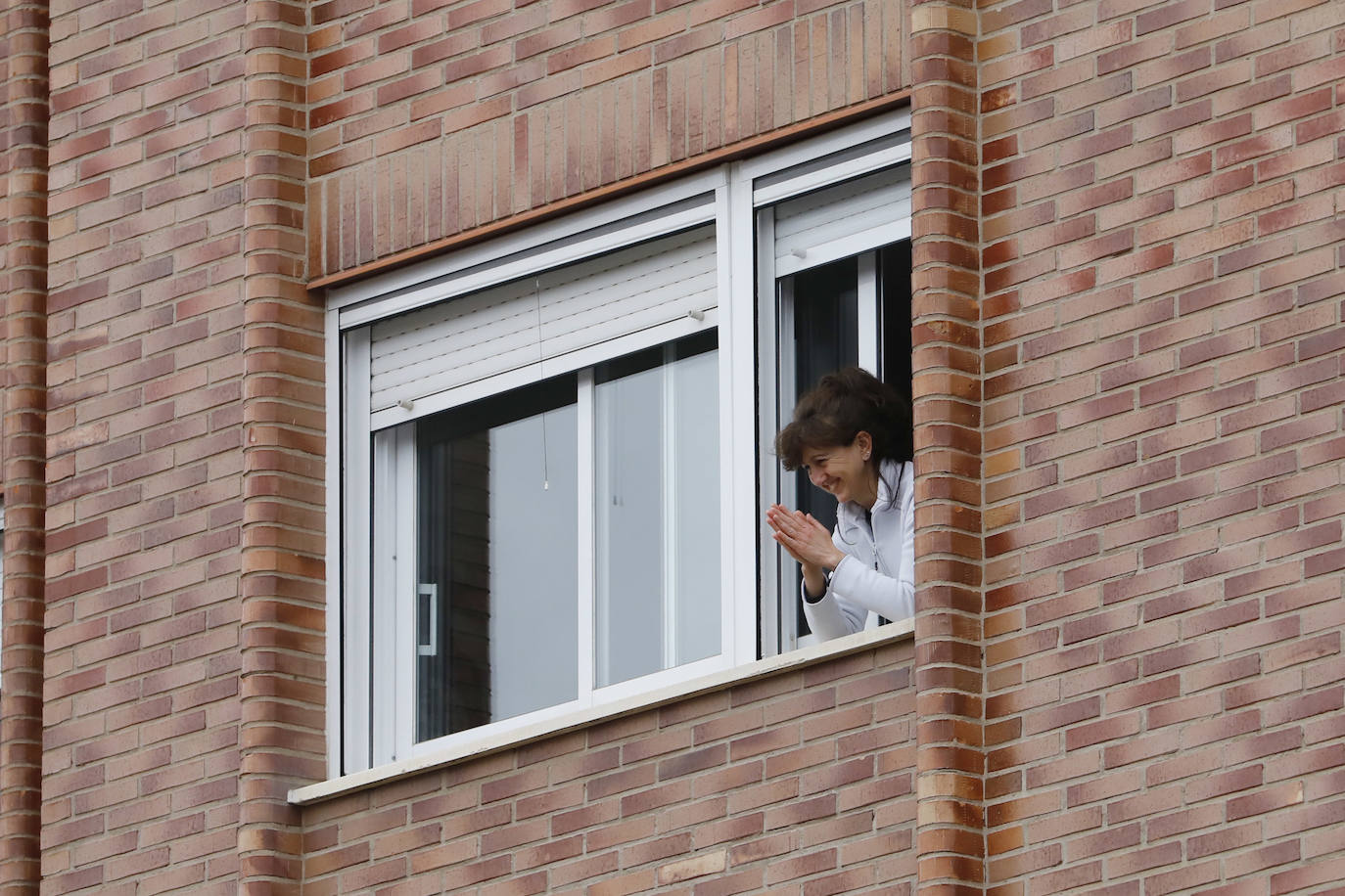 Los riojanos han vuelto a salir a sus balcones y ventanas para ovacionar a sanitarios y al resto de profesionales que luchan contra el COVID-19