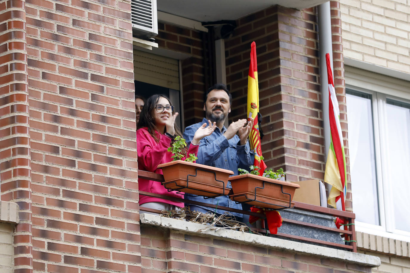 Los riojanos han vuelto a salir a sus balcones y ventanas para ovacionar a sanitarios y al resto de profesionales que luchan contra el COVID-19