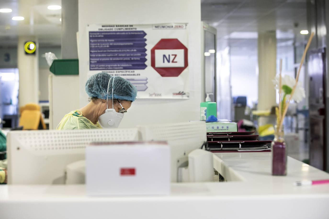 Hospital San Pedro. No son héroes, pero casi. En las UCI o en planta, la agotadora lucha diaria de los sanitarios logra liberar a cientos de pacientes riojanos de las, a veces, devastadoras garras del coronavirus «Es imposible desconectar. Ha sido muy duro. ¿Que si he llorado? Mucho, en casa y aquí», confiesa una enfermera de la UCI. FOTOS DE JUSTO RODRÍGUEZ