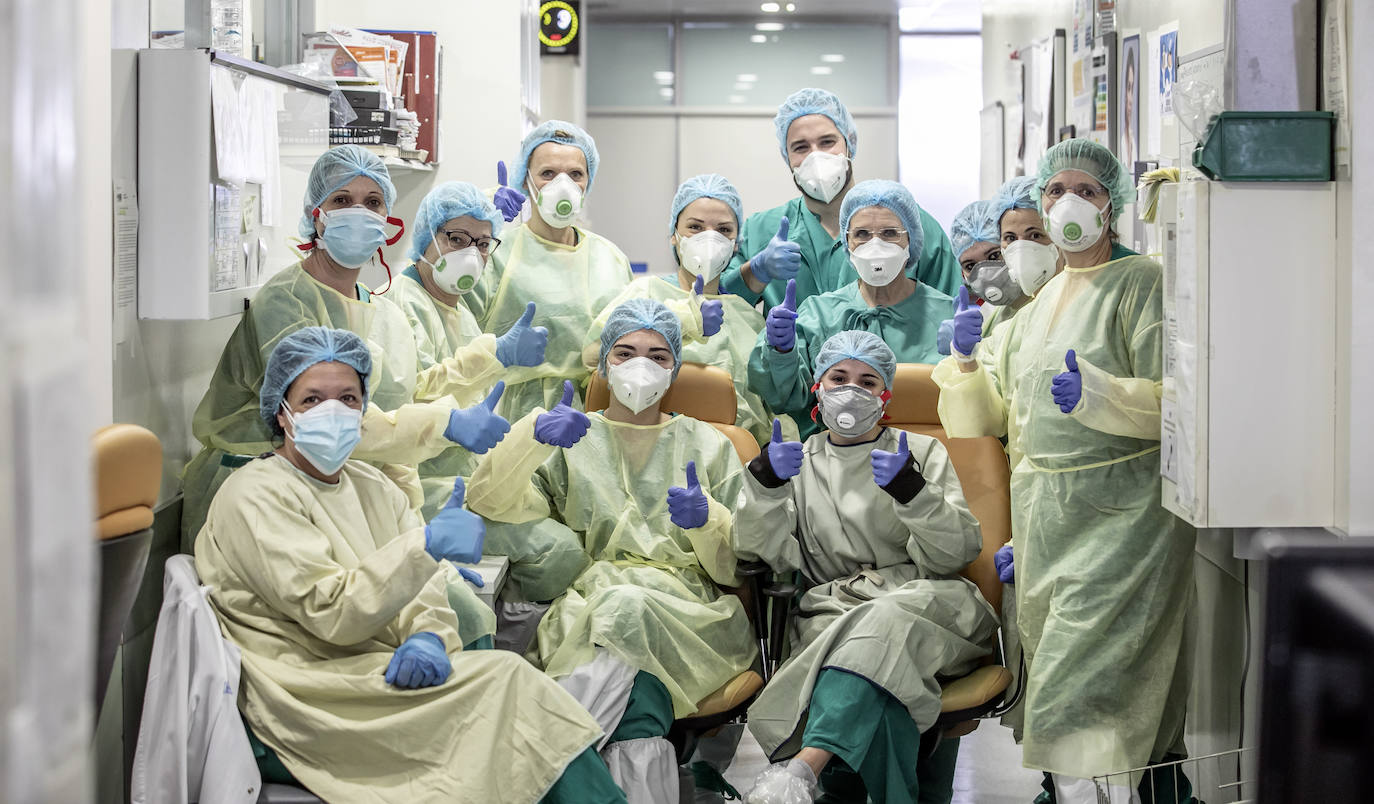 Hospital San Pedro. No son héroes, pero casi. En las UCI o en planta, la agotadora lucha diaria de los sanitarios logra liberar a cientos de pacientes riojanos de las, a veces, devastadoras garras del coronavirus «Es imposible desconectar. Ha sido muy duro. ¿Que si he llorado? Mucho, en casa y aquí», confiesa una enfermera de la UCI. FOTOS DE JUSTO RODRÍGUEZ