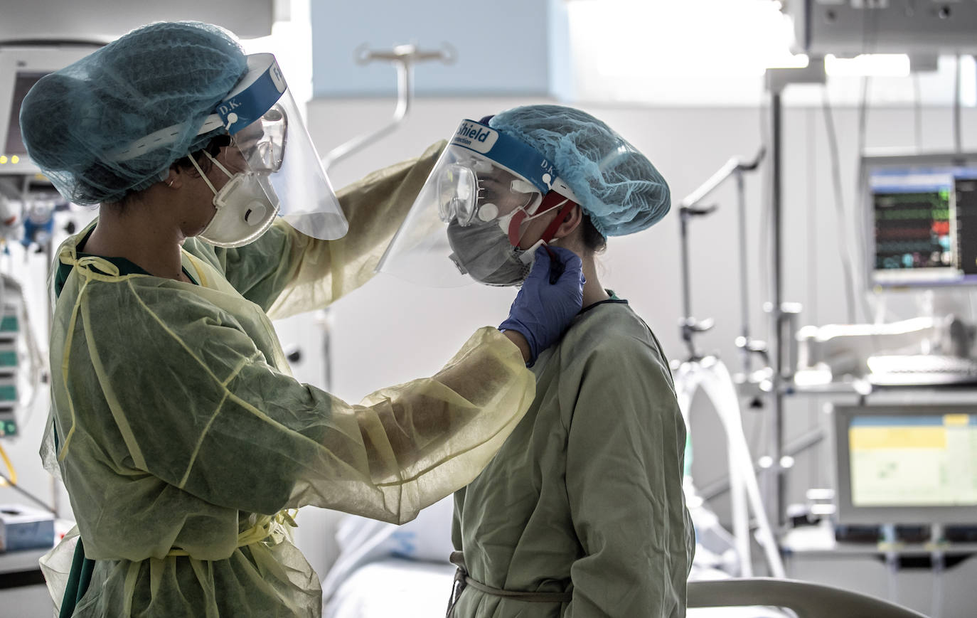 Hospital San Pedro. No son héroes, pero casi. En las UCI o en planta, la agotadora lucha diaria de los sanitarios logra liberar a cientos de pacientes riojanos de las, a veces, devastadoras garras del coronavirus «Es imposible desconectar. Ha sido muy duro. ¿Que si he llorado? Mucho, en casa y aquí», confiesa una enfermera de la UCI. FOTOS DE JUSTO RODRÍGUEZ