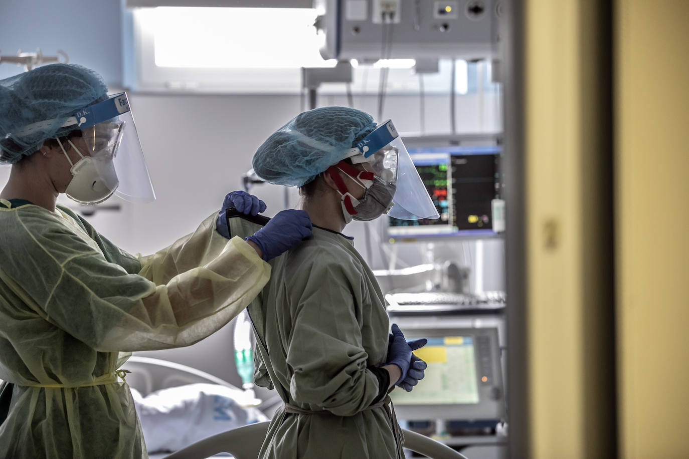 Hospital San Pedro. No son héroes, pero casi. En las UCI o en planta, la agotadora lucha diaria de los sanitarios logra liberar a cientos de pacientes riojanos de las, a veces, devastadoras garras del coronavirus «Es imposible desconectar. Ha sido muy duro. ¿Que si he llorado? Mucho, en casa y aquí», confiesa una enfermera de la UCI. FOTOS DE JUSTO RODRÍGUEZ