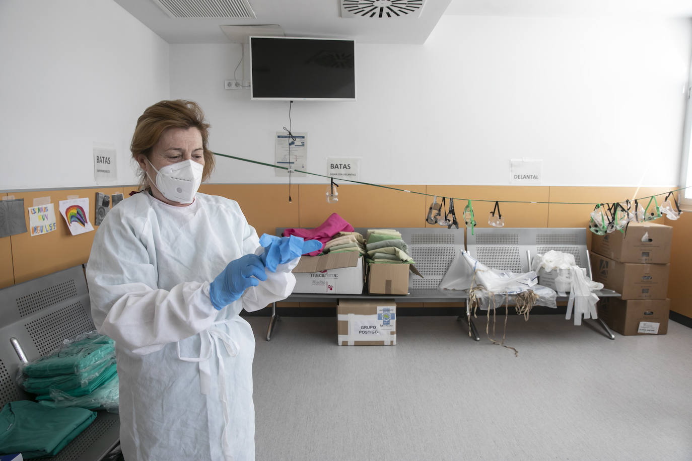 Hospital San Pedro. No son héroes, pero casi. En las UCI o en planta, la agotadora lucha diaria de los sanitarios logra liberar a cientos de pacientes riojanos de las, a veces, devastadoras garras del coronavirus «Es imposible desconectar. Ha sido muy duro. ¿Que si he llorado? Mucho, en casa y aquí», confiesa una enfermera de la UCI. FOTOS DE JUSTO RODRÍGUEZ