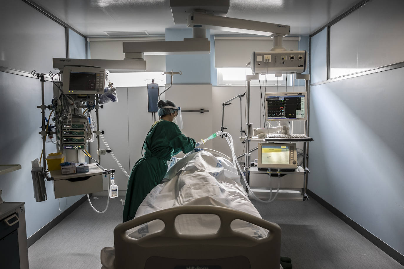 Hospital San Pedro. No son héroes, pero casi. En las UCI o en planta, la agotadora lucha diaria de los sanitarios logra liberar a cientos de pacientes riojanos de las, a veces, devastadoras garras del coronavirus «Es imposible desconectar. Ha sido muy duro. ¿Que si he llorado? Mucho, en casa y aquí», confiesa una enfermera de la UCI. FOTOS DE JUSTO RODRÍGUEZ