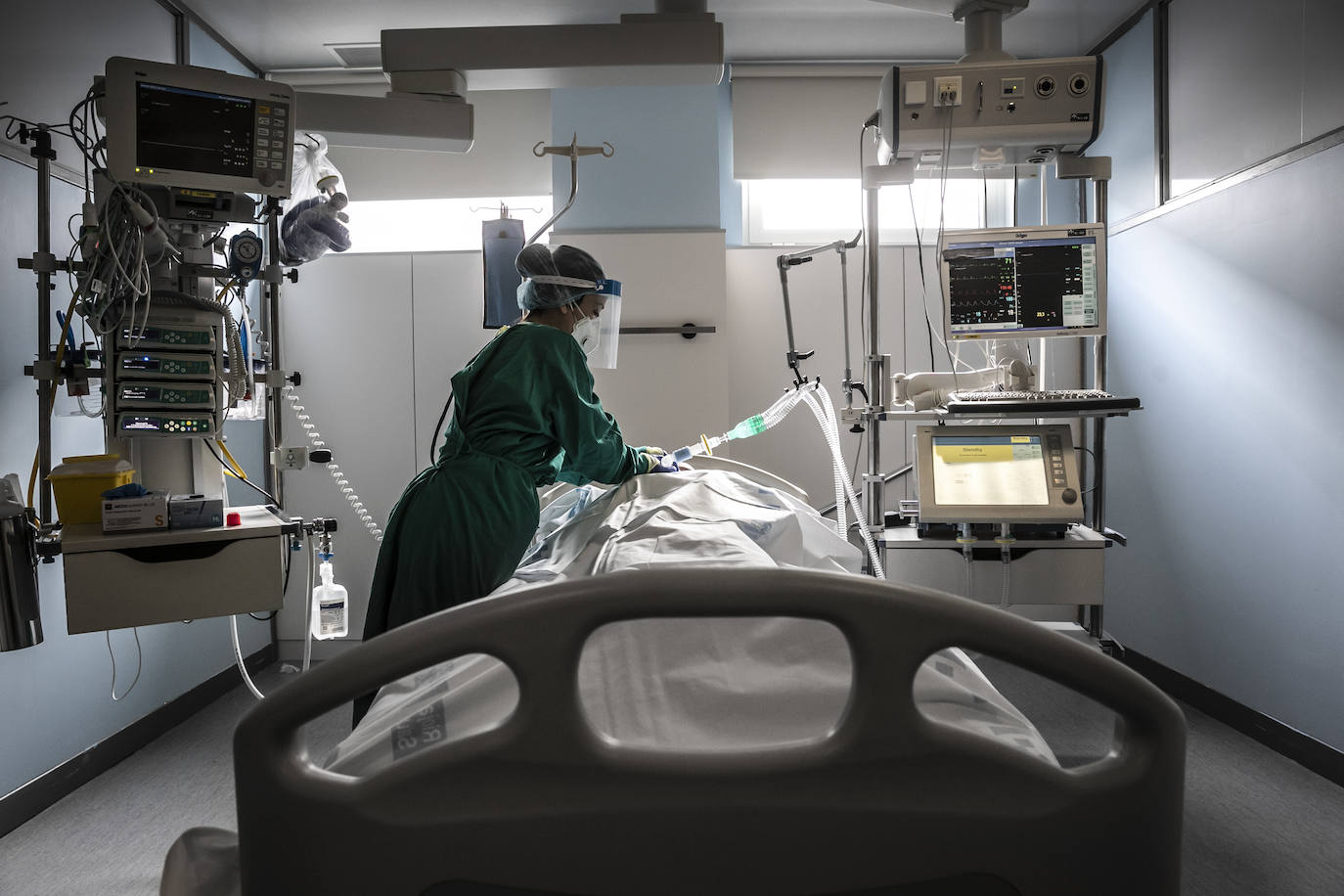 Hospital San Pedro. No son héroes, pero casi. En las UCI o en planta, la agotadora lucha diaria de los sanitarios logra liberar a cientos de pacientes riojanos de las, a veces, devastadoras garras del coronavirus «Es imposible desconectar. Ha sido muy duro. ¿Que si he llorado? Mucho, en casa y aquí», confiesa una enfermera de la UCI. FOTOS DE JUSTO RODRÍGUEZ