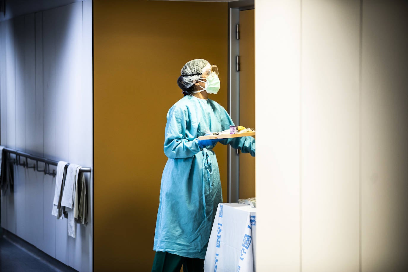 Hospital San Pedro. No son héroes, pero casi. En las UCI o en planta, la agotadora lucha diaria de los sanitarios logra liberar a cientos de pacientes riojanos de las, a veces, devastadoras garras del coronavirus «Es imposible desconectar. Ha sido muy duro. ¿Que si he llorado? Mucho, en casa y aquí», confiesa una enfermera de la UCI. FOTOS DE JUSTO RODRÍGUEZ