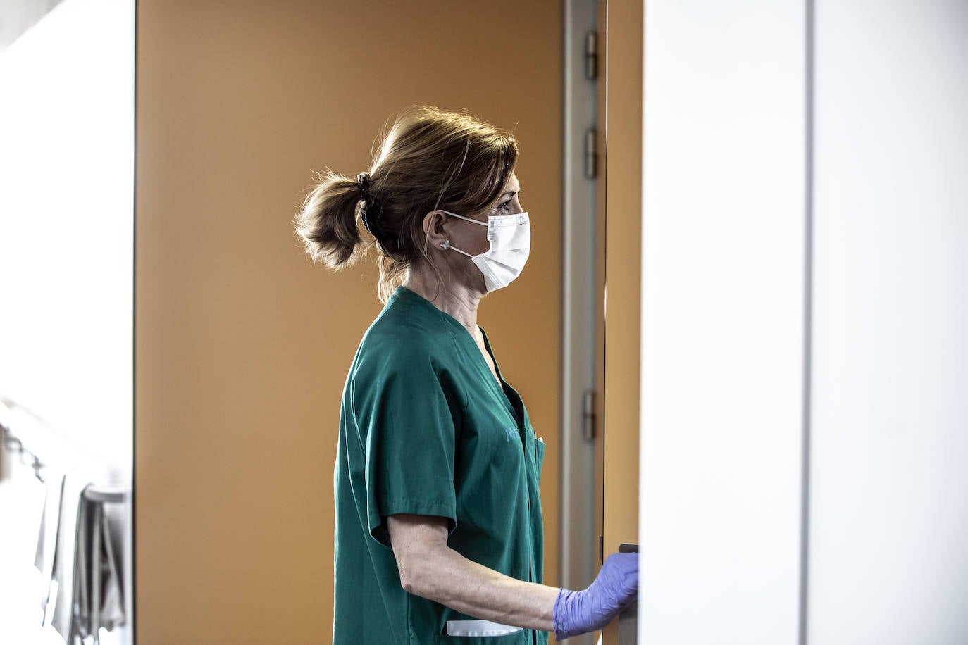 Hospital San Pedro. No son héroes, pero casi. En las UCI o en planta, la agotadora lucha diaria de los sanitarios logra liberar a cientos de pacientes riojanos de las, a veces, devastadoras garras del coronavirus «Es imposible desconectar. Ha sido muy duro. ¿Que si he llorado? Mucho, en casa y aquí», confiesa una enfermera de la UCI. FOTOS DE JUSTO RODRÍGUEZ