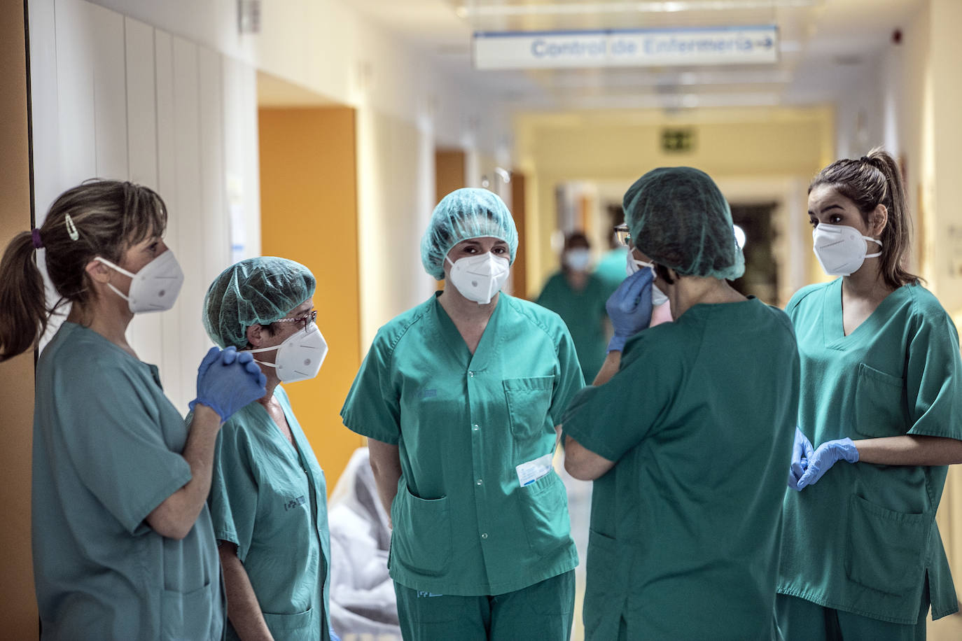 Hospital San Pedro. No son héroes, pero casi. En las UCI o en planta, la agotadora lucha diaria de los sanitarios logra liberar a cientos de pacientes riojanos de las, a veces, devastadoras garras del coronavirus «Es imposible desconectar. Ha sido muy duro. ¿Que si he llorado? Mucho, en casa y aquí», confiesa una enfermera de la UCI. FOTOS DE JUSTO RODRÍGUEZ