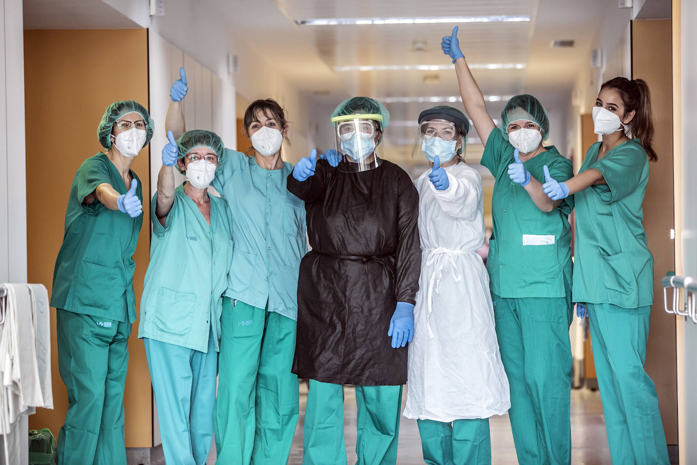 Hospital San Pedro. No son héroes, pero casi. En las UCI o en planta, la agotadora lucha diaria de los sanitarios logra liberar a cientos de pacientes riojanos de las, a veces, devastadoras garras del coronavirus «Es imposible desconectar. Ha sido muy duro. ¿Que si he llorado? Mucho, en casa y aquí», confiesa una enfermera de la UCI. FOTOS DE JUSTO RODRÍGUEZ