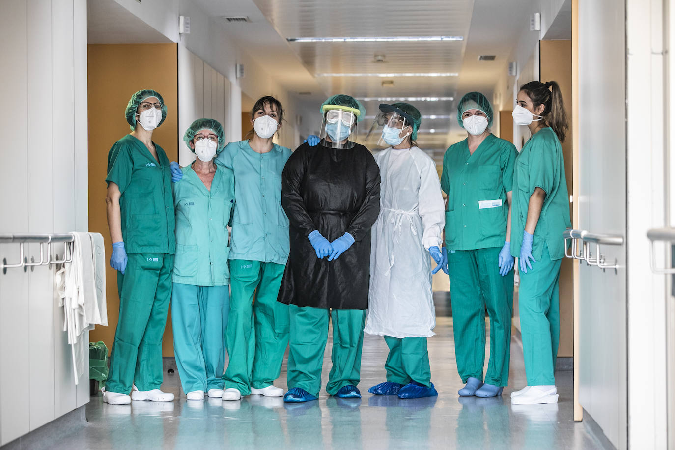 Hospital San Pedro. No son héroes, pero casi. En las UCI o en planta, la agotadora lucha diaria de los sanitarios logra liberar a cientos de pacientes riojanos de las, a veces, devastadoras garras del coronavirus «Es imposible desconectar. Ha sido muy duro. ¿Que si he llorado? Mucho, en casa y aquí», confiesa una enfermera de la UCI. FOTOS DE JUSTO RODRÍGUEZ