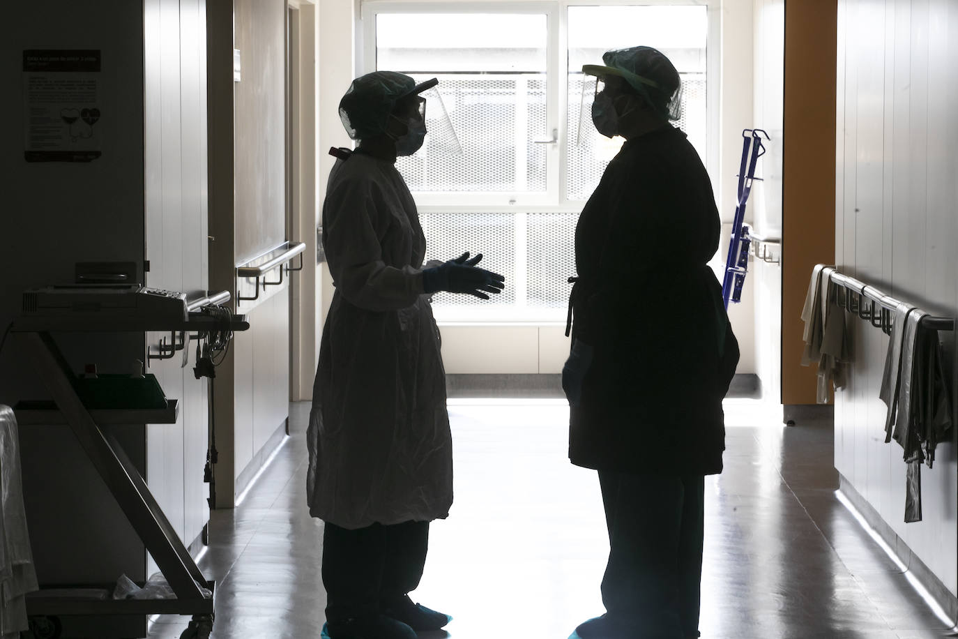 Hospital San Pedro. No son héroes, pero casi. En las UCI o en planta, la agotadora lucha diaria de los sanitarios logra liberar a cientos de pacientes riojanos de las, a veces, devastadoras garras del coronavirus «Es imposible desconectar. Ha sido muy duro. ¿Que si he llorado? Mucho, en casa y aquí», confiesa una enfermera de la UCI. FOTOS DE JUSTO RODRÍGUEZ