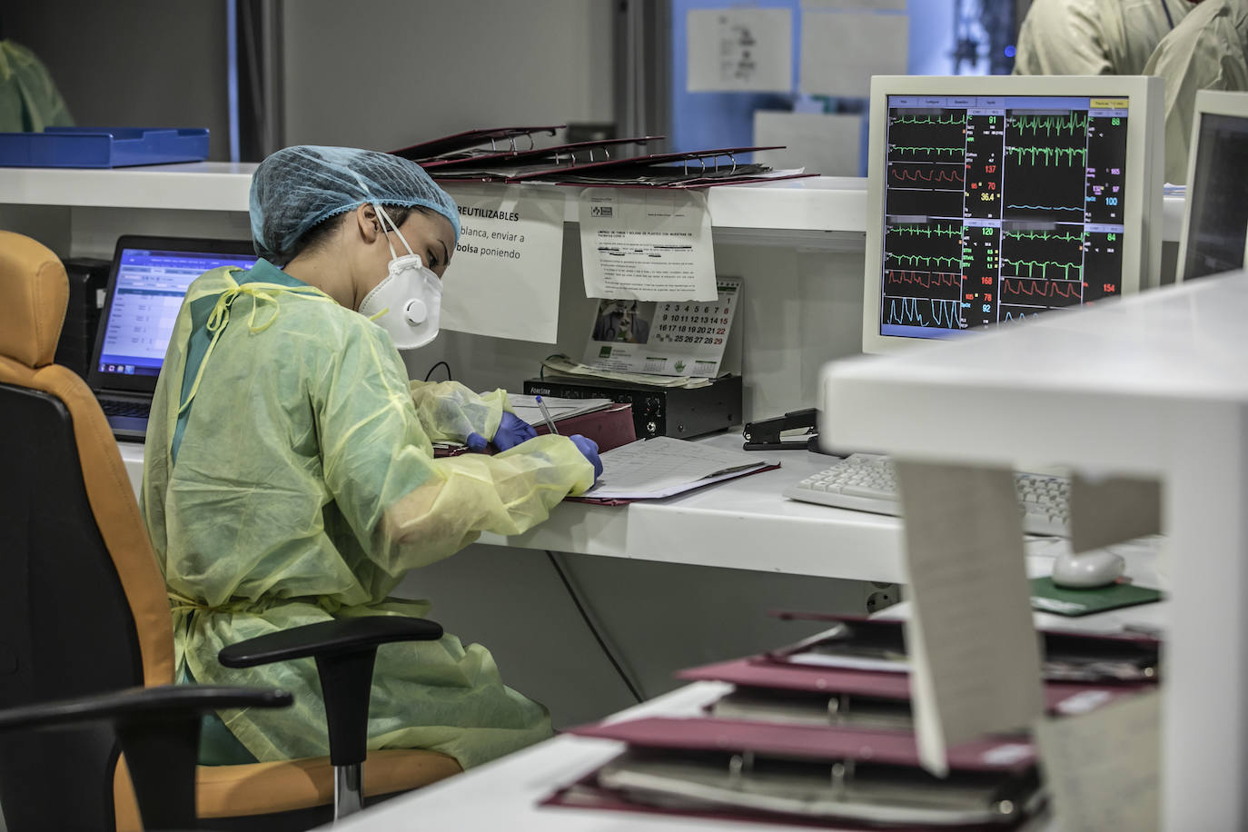 Hospital San Pedro. No son héroes, pero casi. En las UCI o en planta, la agotadora lucha diaria de los sanitarios logra liberar a cientos de pacientes riojanos de las, a veces, devastadoras garras del coronavirus «Es imposible desconectar. Ha sido muy duro. ¿Que si he llorado? Mucho, en casa y aquí», confiesa una enfermera de la UCI. FOTOS DE JUSTO RODRÍGUEZ